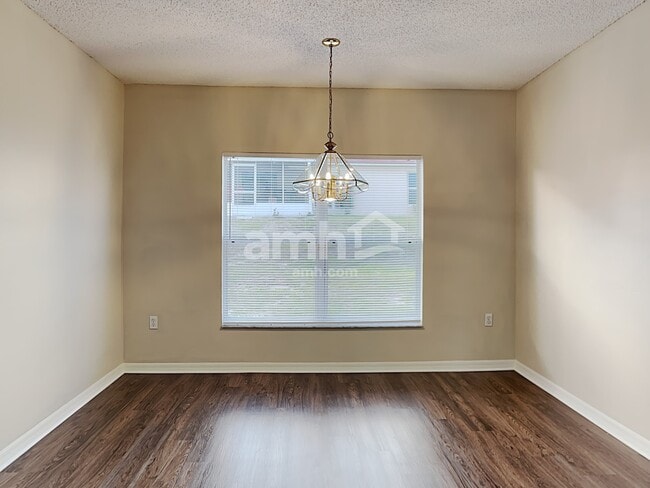 Foto del edificio - 330 Salmon Ct