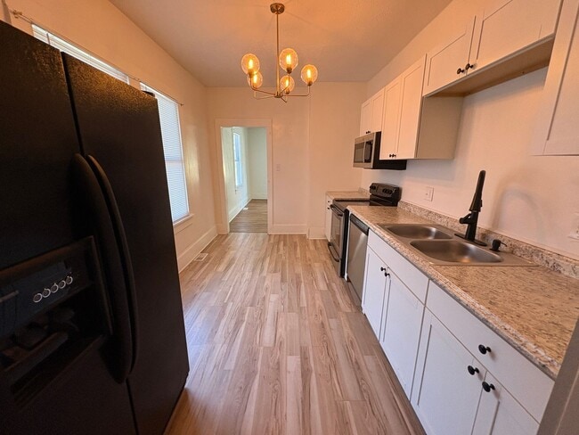 Building Photo - Charming 2 Bedroom Home Minutes from Uptown