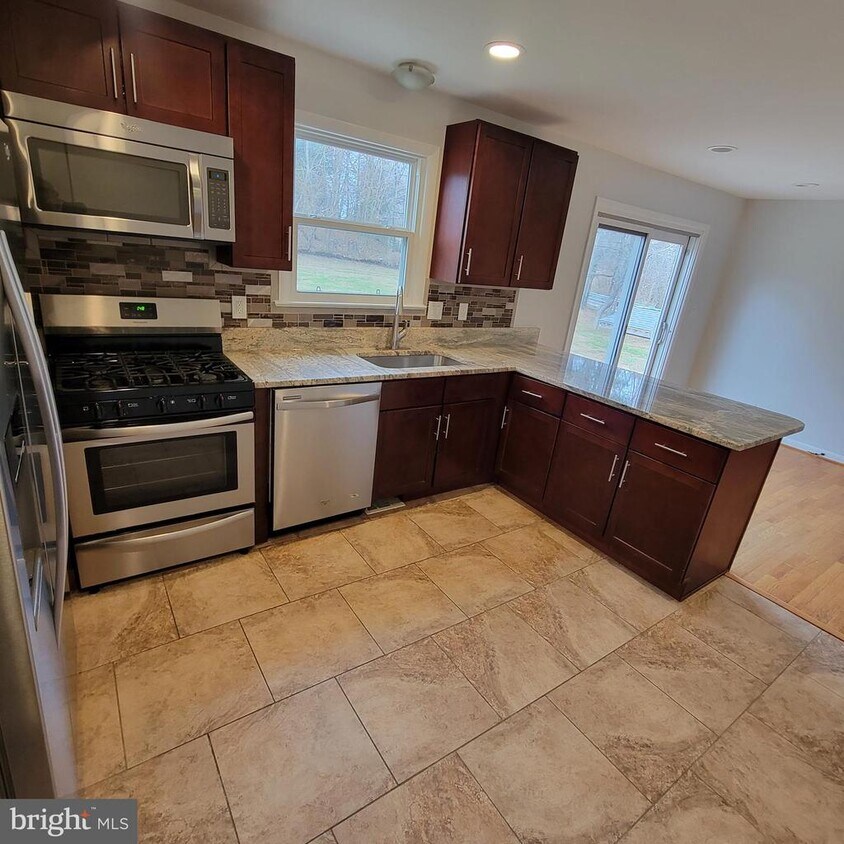 Foto principal - 18320 Metz Dr