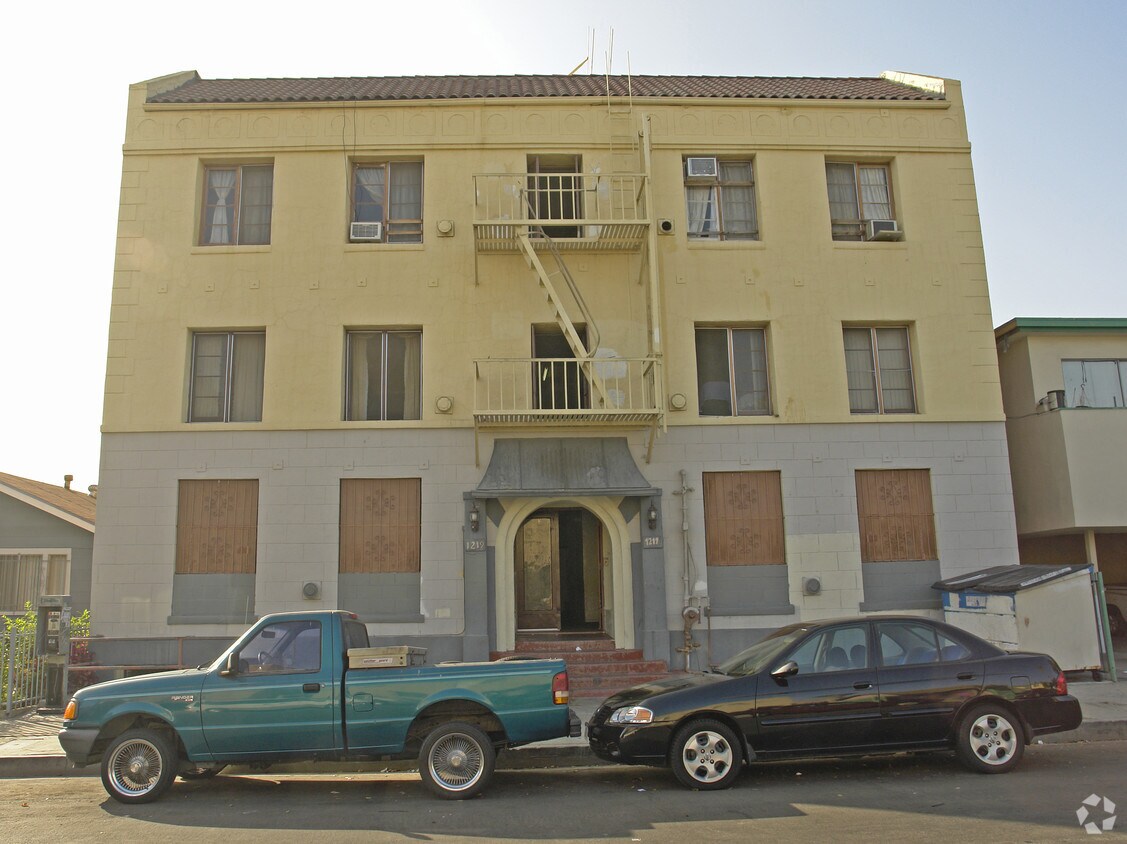 Building Photo - 1219 N Beachwood Dr