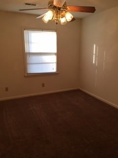 Foto del edificio - Brick Home with Carport & Fenced yard