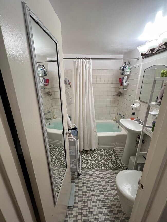 Foto del edificio - 1711 Massachusetts Ave NW