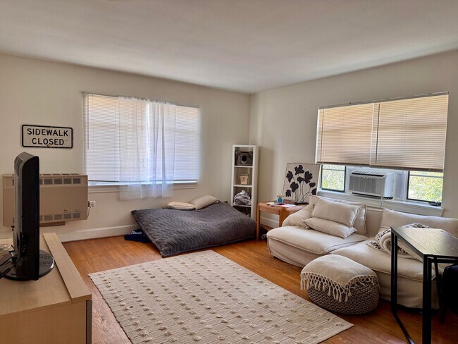Foto del edificio - 2BR Apartment | 2 Parking Spaces + Water Included