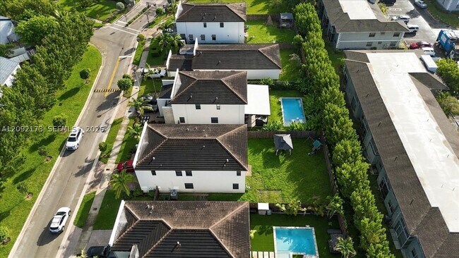 Foto del edificio - 336 NE 210th Way
