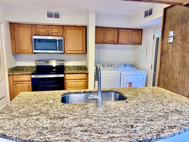 Foto del edificio - 100 Mathews Dr