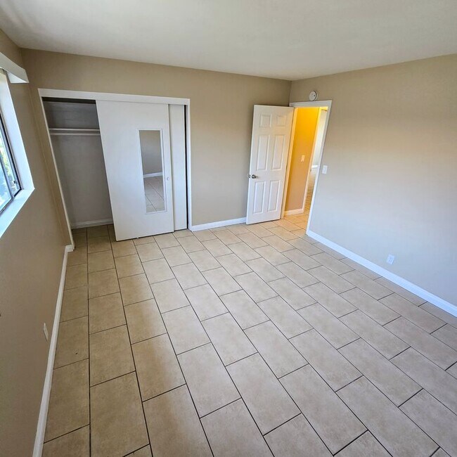 Foto del edificio - 6460 Crescent Ave
