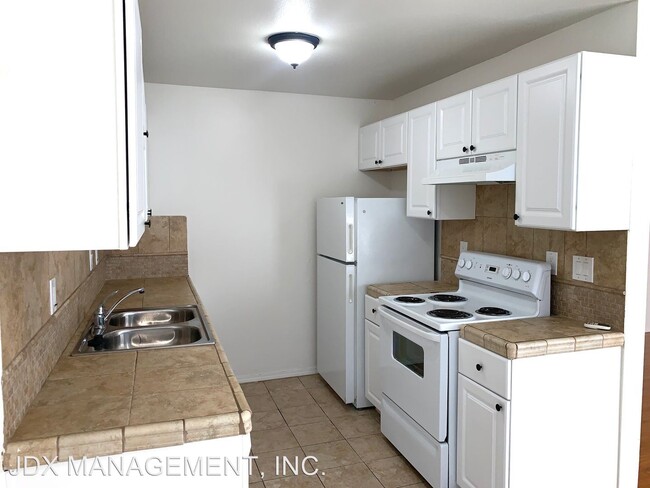 Building Photo - 909 S Sunshine Ave