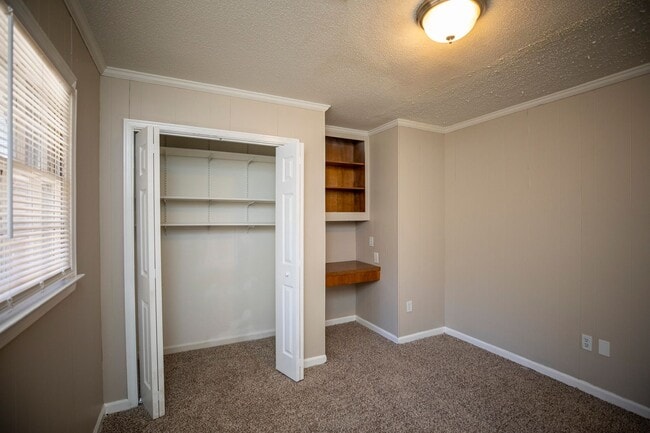 Building Photo - This home is a 4 bed 2.5 bath located in R...