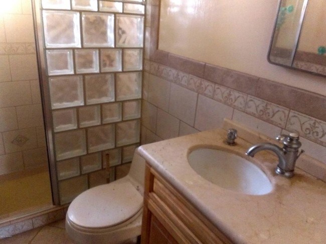 Foto del edificio - 4725 E 25th St