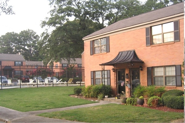 Building Photo - Roswell Court Condos