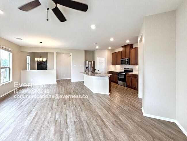 Foto del edificio - Beautiful 3-Bedroom Home with Fenced Yard ...