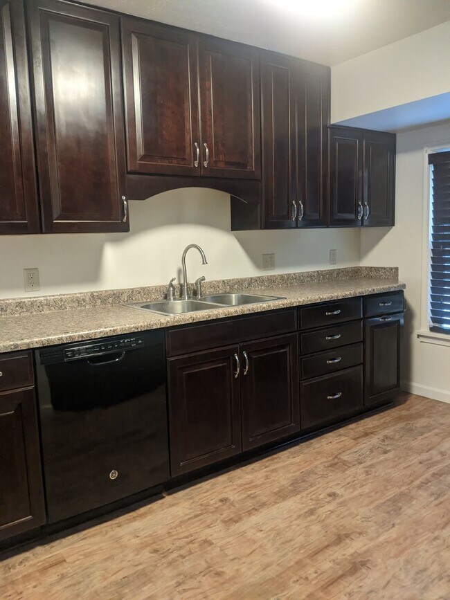 Foto del edificio - 2 Weeks Rent Free – Spacious 3 Bed / 2 Bath Ogden Home with Finished Basement