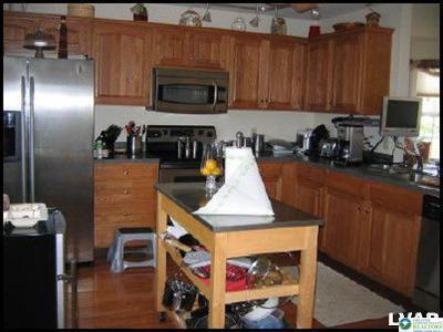 Building Photo - 411 S Oak St