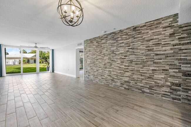 Foto del edificio - 2741 Village Blvd