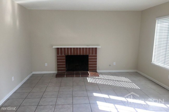 Building Photo - 1139 N Mulberry Ave