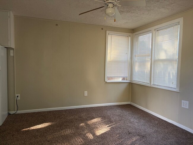 Building Photo - Back House Clean and Cute