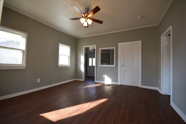 Building Photo - Super Cute 2 Bedroom 1 Bath