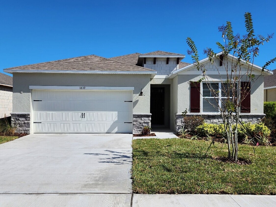 Primary Photo - Lovely 4 Bedroom Home at Oak Leaf Preserve