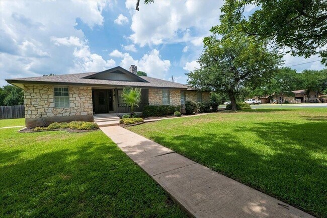 Building Photo - 300 Las Plumas Dr
