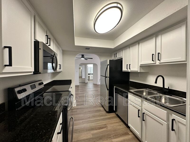 Foto principal - 3825 E Camelback Rd
