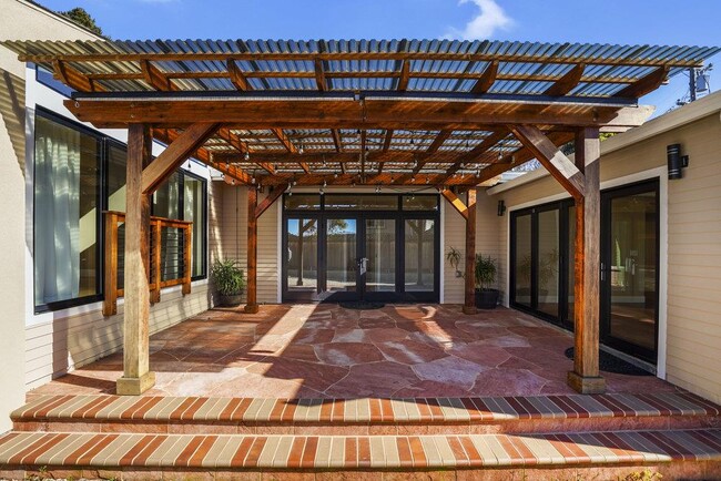 Building Photo - 2696 San Carlos Ave