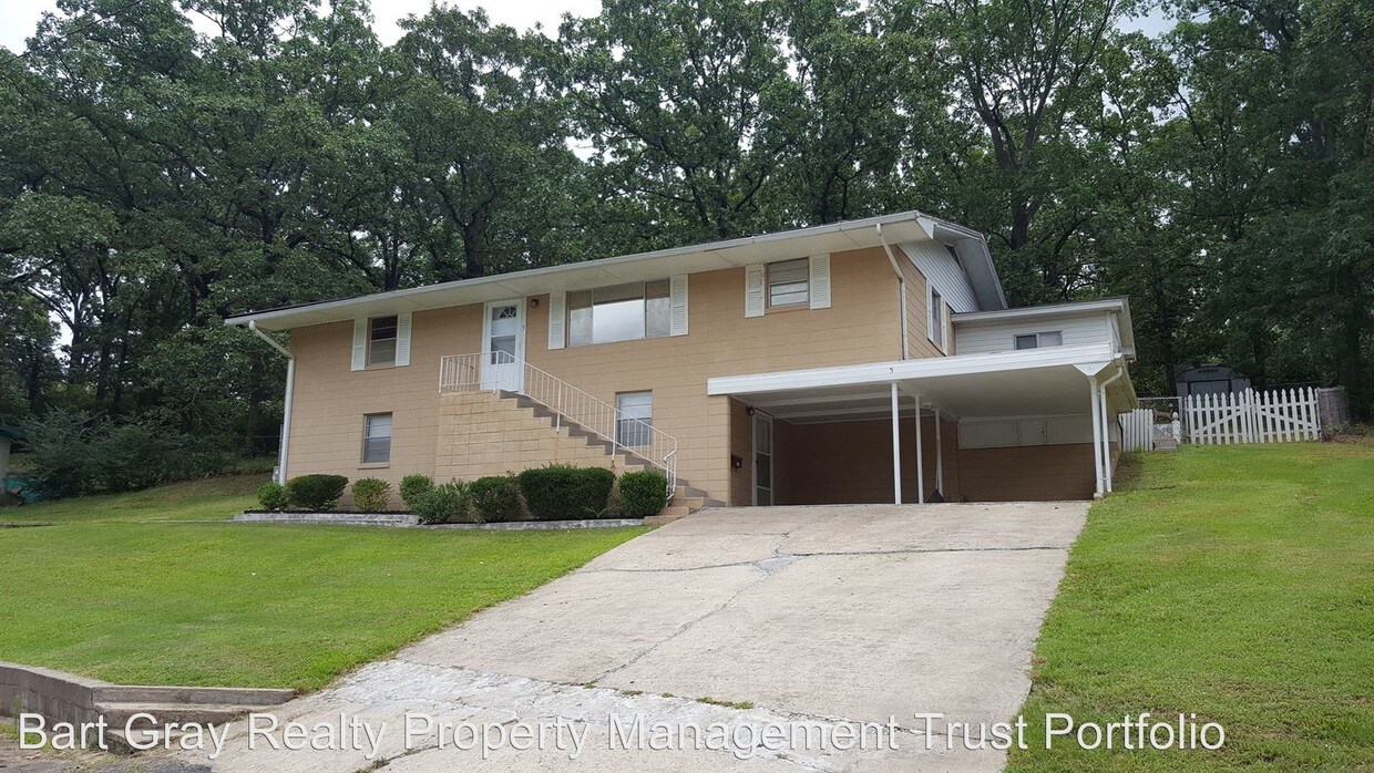 Primary Photo - 5 E 56th Pl