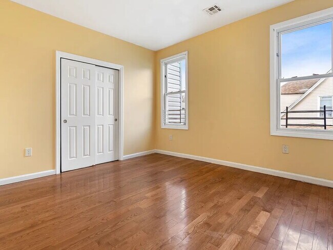 Foto del edificio - Renovated 3-BRM 2 -Bath Unit 3 nestled in the heart of Newark, NJ.