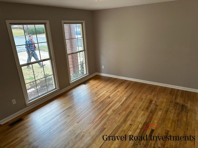 Foto del edificio - Charming 3-Bedroom Brick Home in a Quiet Cul-de-Sac