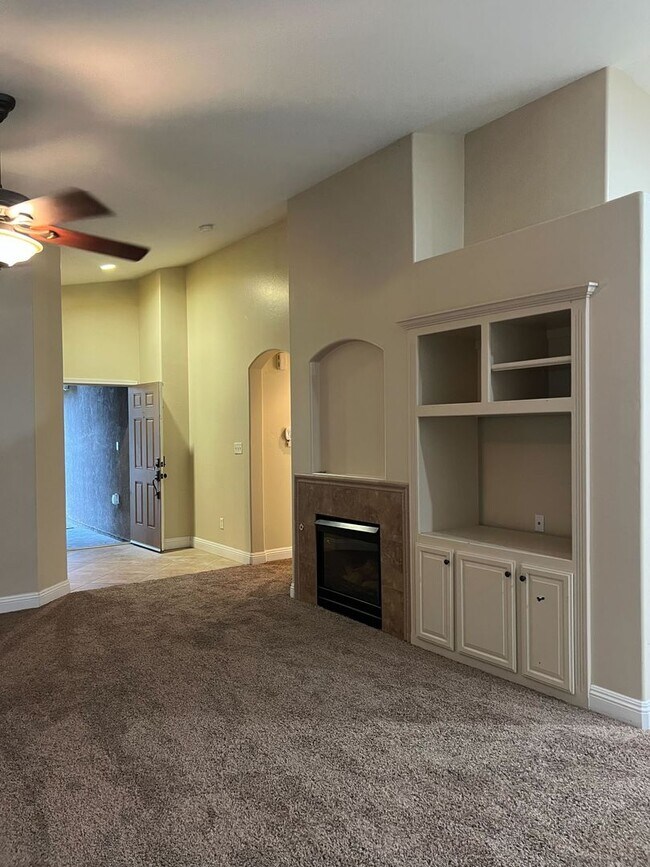 Building Photo - NW Beautiful Home For Rent