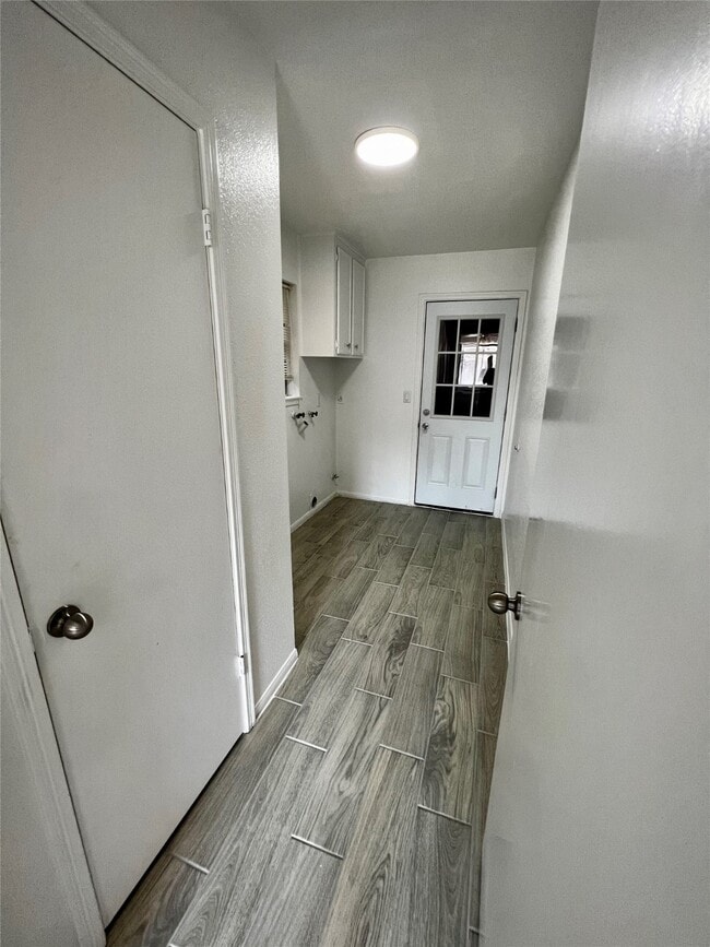 Foto del edificio - 4030 Thistledown Dr