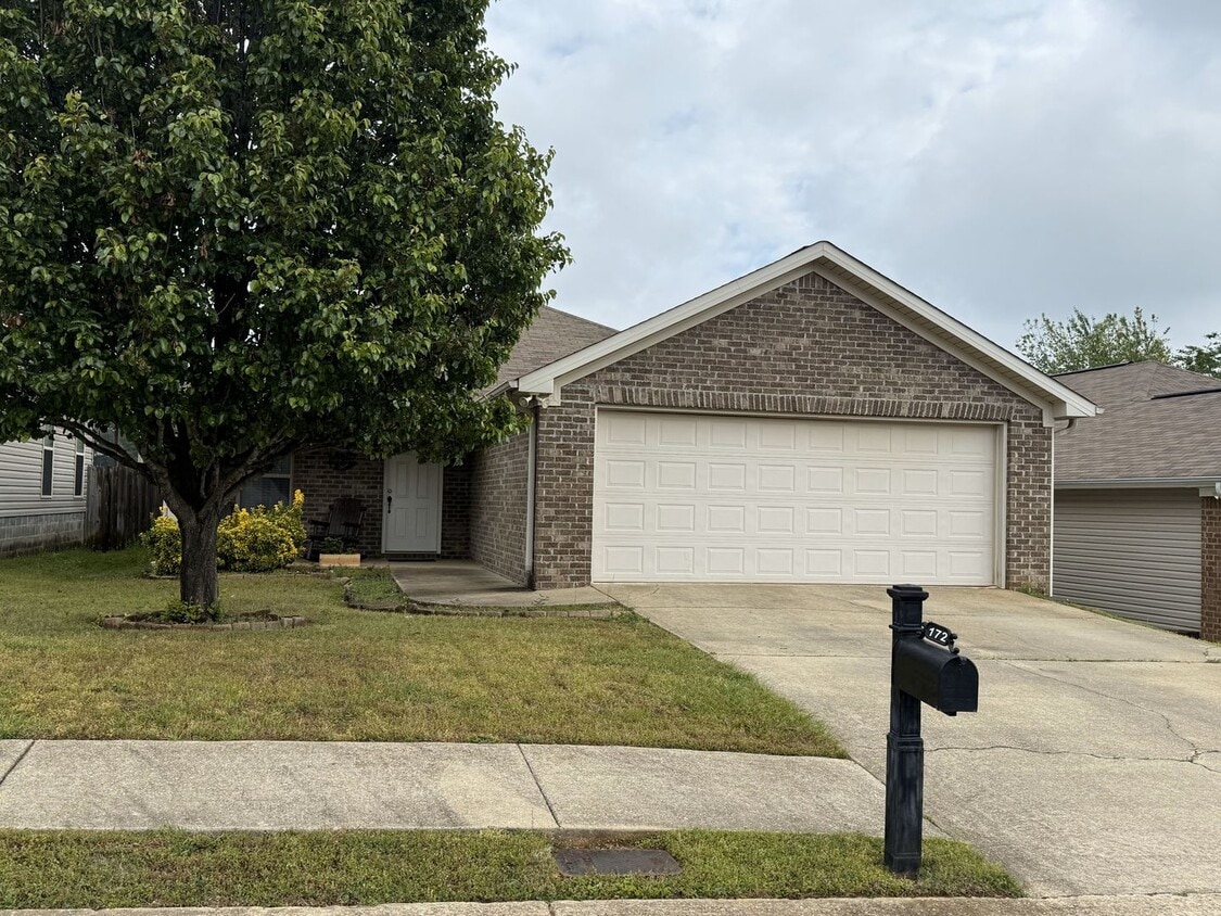 Primary Photo - Nice 3 Bed 2 Bath Available in July! Book ...
