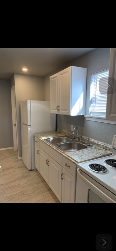 Building Photo - 2113 Saladia St