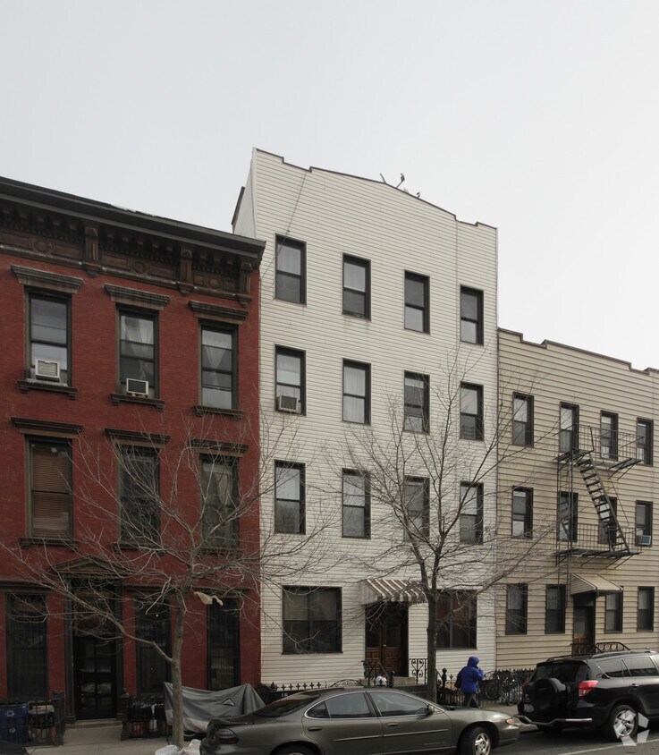 Foto principal - 734 Leonard St