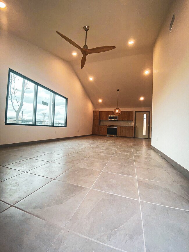 Foto del edificio - 1308 E Iris Ave