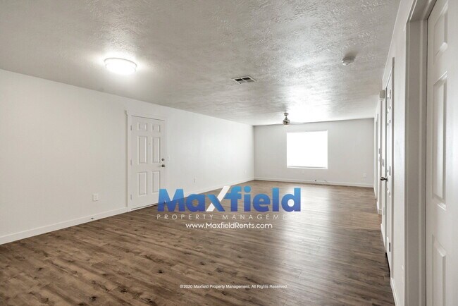Foto del edificio - Pet Friendly Main Floor 3BD 2BA 2GA Unit Near Costco and High School