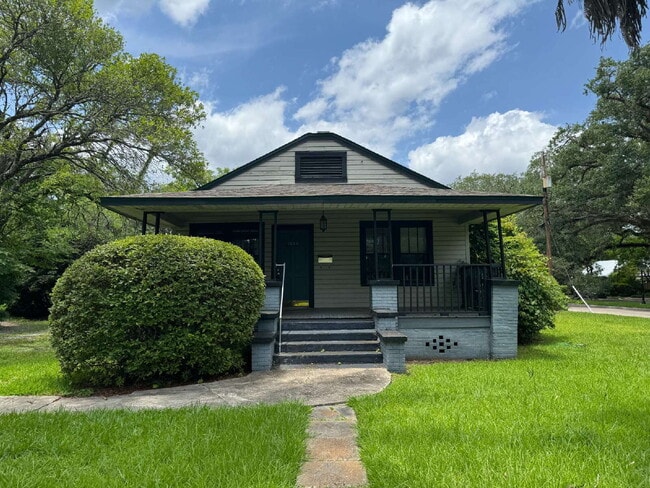 Gorgeous 2 Bedroom 1 Bathroom Single Family Home Located in the Heart of Midtown! Includes Hardwo... - Gorgeous 2 Bedroom 1 Bathroom Single Family Home Located in the Heart of Midtown! Includes Hardwo...
