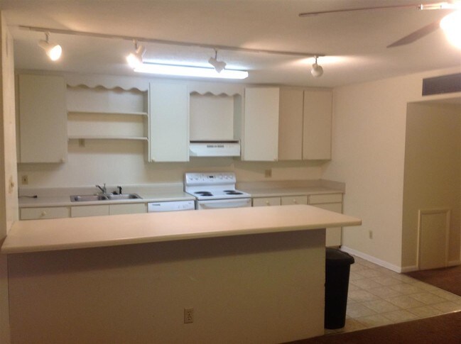 Building Photo - 2203 W Pensacola St