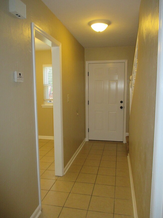 Foto del edificio - Stunning 2 Bed, 2 1/2 Bath Townhouse Available July 2026