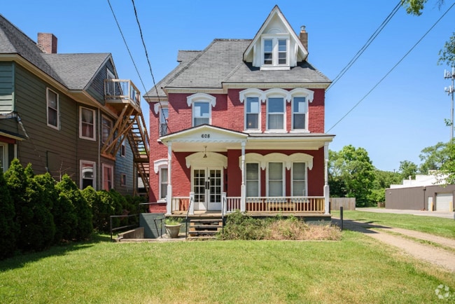 Building Photo - 608 W Kalamazoo Ave