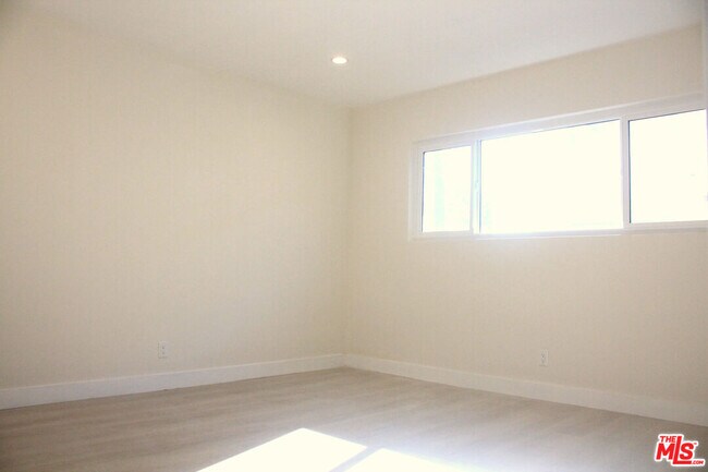 Building Photo - 322 S Swall Dr
