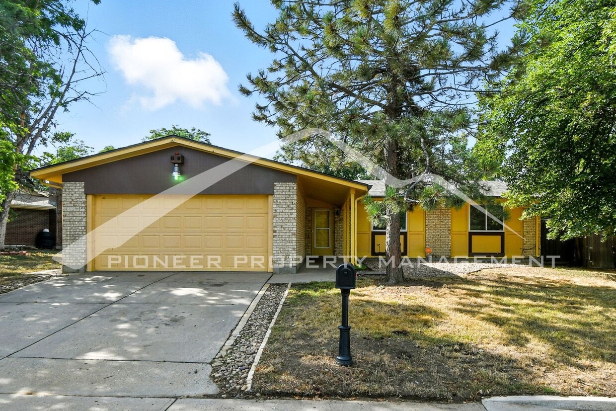 Charming Home with Washer/Dryer and Fenced... - Charming Home with Washer/Dryer and Fenced...