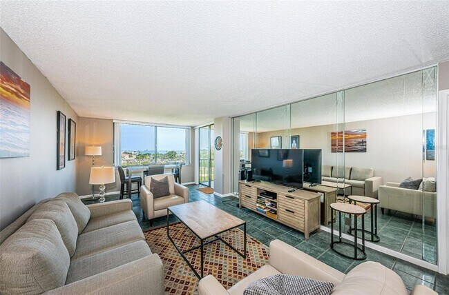 Foto del edificio - 6104 Palma Del Mar Blvd S