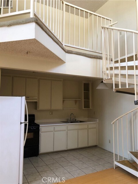 Foto del edificio - 866 N Bunker Hill Ave.