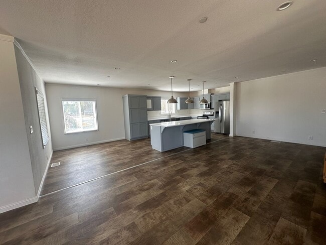 Building Photo - Like New 1 Story Home With Large Lot