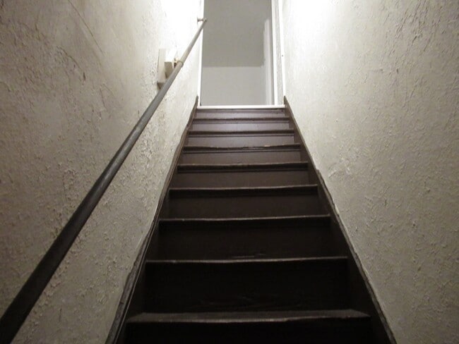 Building Photo - 829 Windham Ave