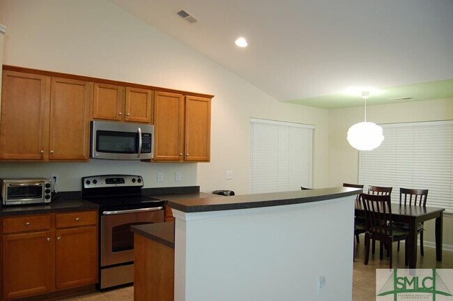 Building Photo - 3 Bedroom/2Bath+Bonus Room & Private Back ...