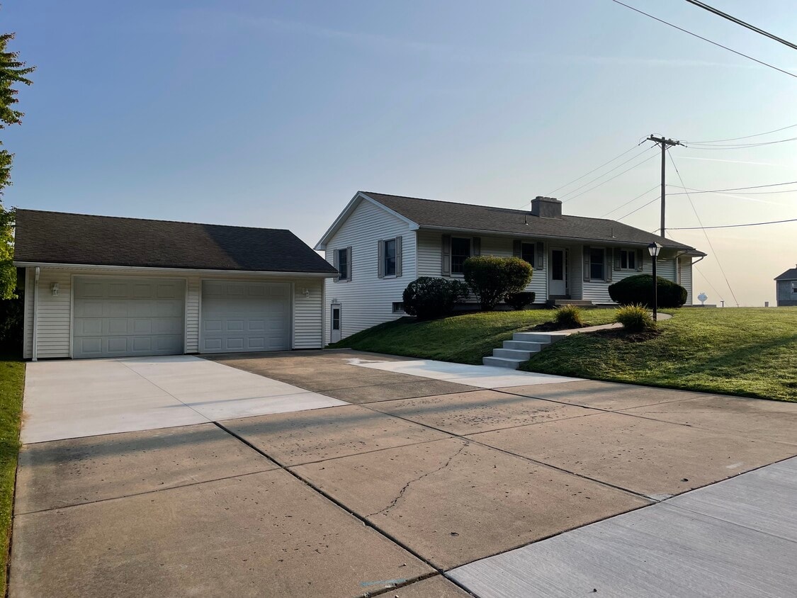 Front Exterior - 2320 Rinderle Dr