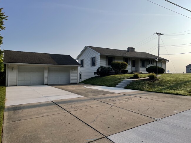 Building Photo - 2320 Rinderle Dr