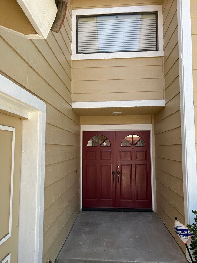 Building Photo - REMODELED 3bedroom 2.5 Bathroom House