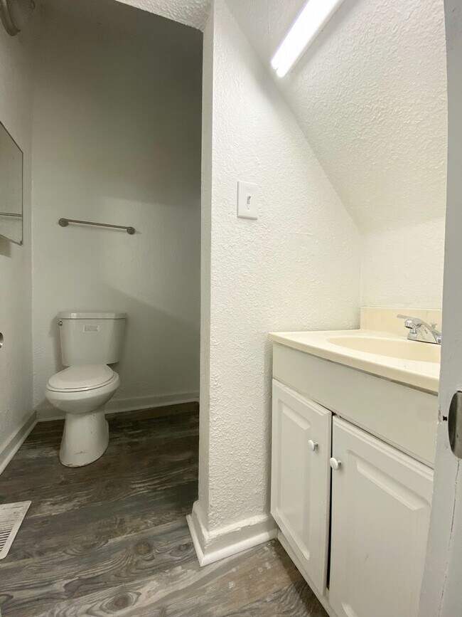 Building Photo - RENOVATED 1 bed/1 bath just 700/month